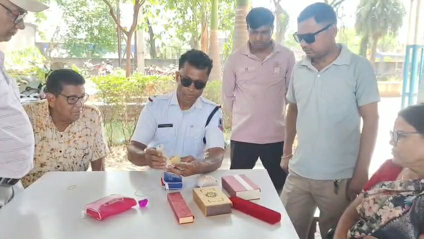 “কুড়িয়ে পাওয়া লক্ষাধিক টাকার গয়না ফেরত—অন্ডালের গ্যারেজ কর্মীর সততায় নজির”