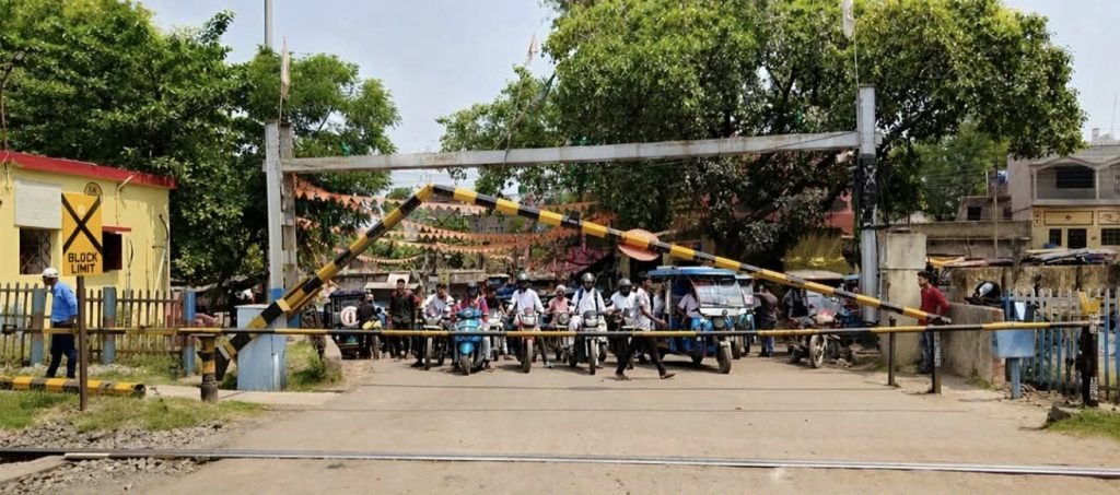 গাড়ির ধাক্কায় ভাঙল রেলগেট, যানজটে নাকাল সাধারণ মানুষ