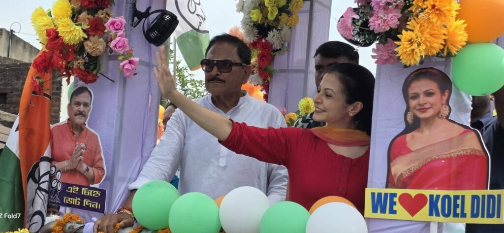 জামুড়িয়ায় তৃণমূল প্রার্থীর সমর্থনে কোয়েলের রোড শো 