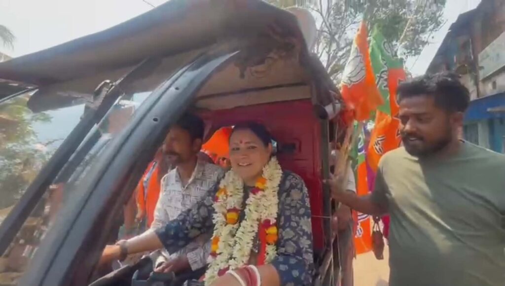 চালকের আসনে প্রার্থী ! টোটো চালিয়ে জনসংযোগ অগ্নিমিত্রার