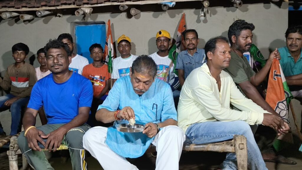 আদিবাসী ঘরে মধ্যাহ্নভোজ, জনসংযোগে অন্য মেজাজে তৃণমূল প্রার্থী 