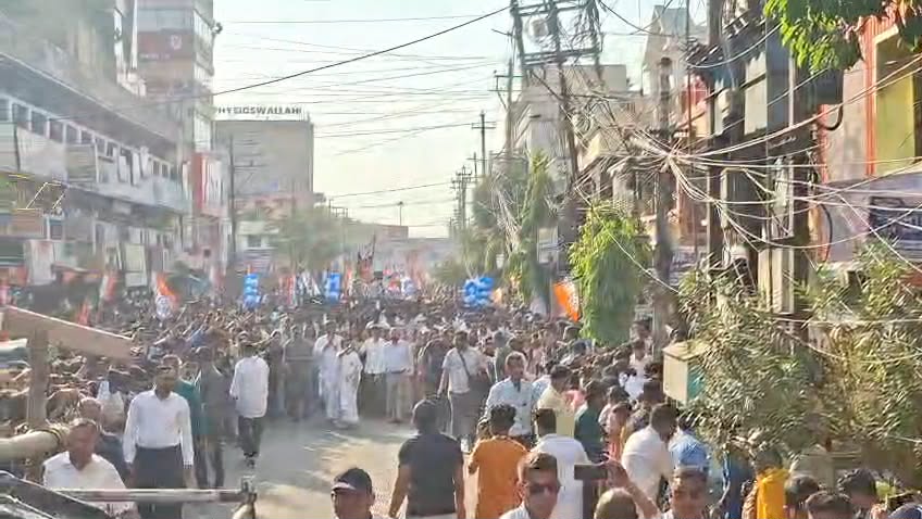 নির্বাচনী প্রচারে মালদা শহরে মুখ্যমন্ত্রী মমতা বন্দ্যোপাধ্যায়ের পদযাত্রা।