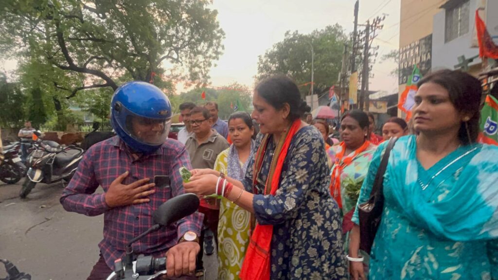 ​পান-সুপারি দিয়ে ‘নিমন্ত্রণ’: বার্নপুরে অভিনব জনসংযোগে অগ্নিমিত্রা পাল