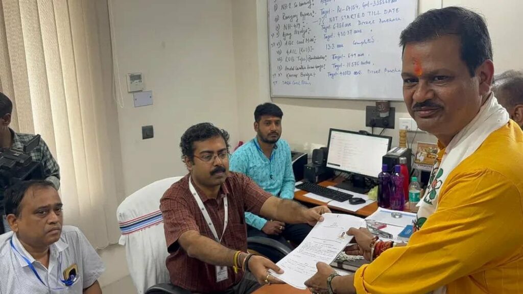 বিশাল শোভাযাত্রা ও জনস্রোত: কুলটি বিধানসভা কেন্দ্রে মনোনয়ন জমা দিলেন অভিজিৎ ঘটক