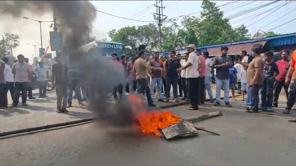 আসানসোলে ঝড়ে লণ্ডভণ্ড জনজীবন: বিদ্যুৎহীন এলাকা