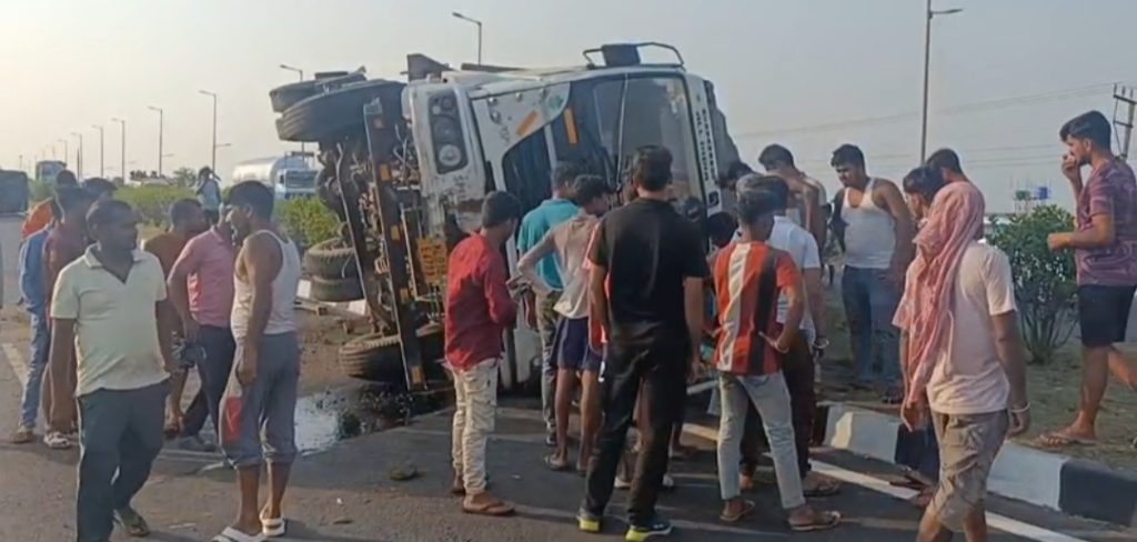 পানাগড় বাইপাসে দুই কন্টেইনারের সংঘর্ষ: দুর্ঘটনাস্থলে বিধায়ক