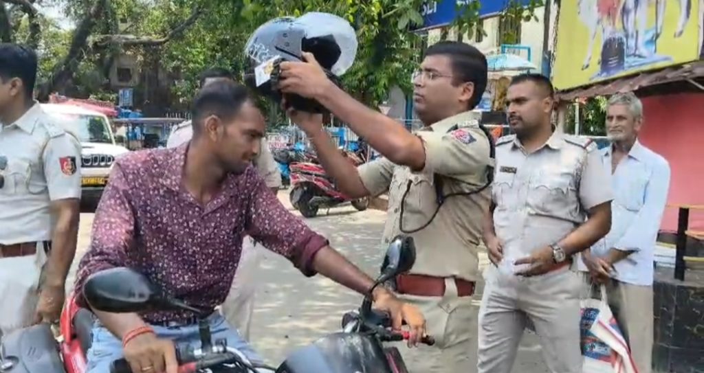 শাস্তি নয় উপহার: হেলমেট বিলি  পুলিশের