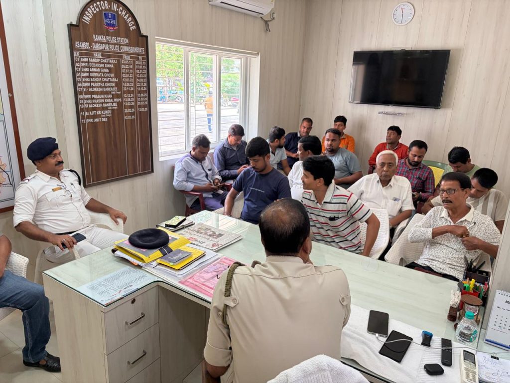 হেলমেটহীন বাইক আরোহীদের পেট্রোল নয়, কড়া বার্তা কাঁকসা পুলিশের