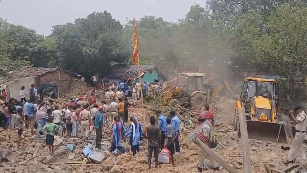 রেল জমিতে উচ্ছেদ অভিযান: বুলডোজারে ভাঙা হলো অবৈধ বসতি