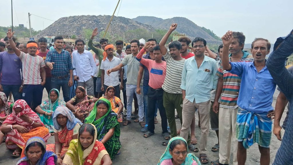 মৌলিক পরিষেবার দাবিতে উত্তপ্ত চুরুলিয়া খনি, স্তব্ধ উৎপাদন