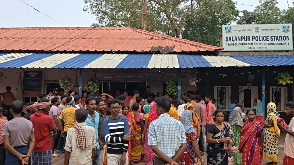 প্রেমিকার পরিবারের অত্যাচার ও ব্ল্যাকমেইল- যুবকের আত্মহত্যা, থানায় বিক্ষোভ
