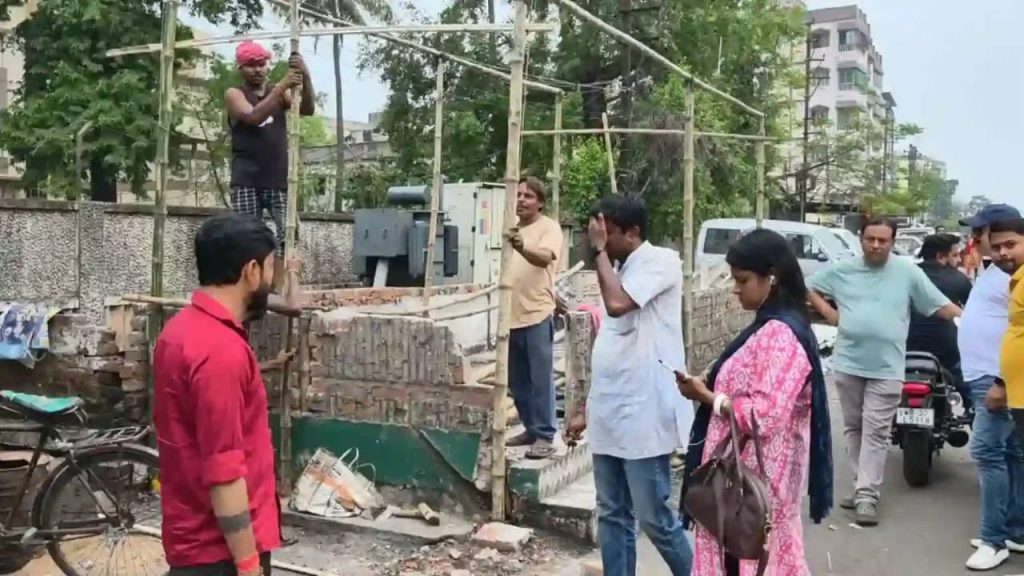 পুড়ে যাওয়া তৃণমূল অফিস গড়ে দিচ্ছেন বিজেপি বিধায়ক