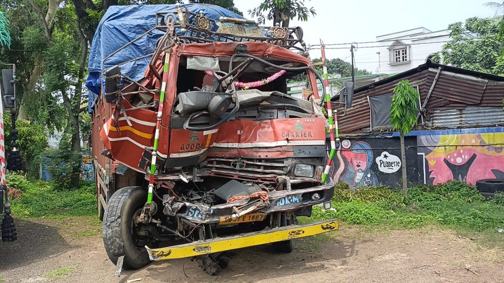 কাঁকসায় লরি দুর্ঘটনা, আহত চালক ও খালাসি