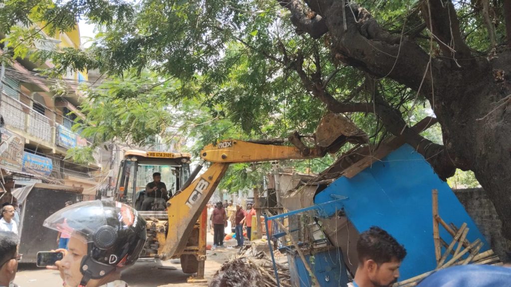 হটন রোড থেকে ইসমাইল মোড় পর্যন্ত উচ্ছেদ অভিযান পুরনিগমের