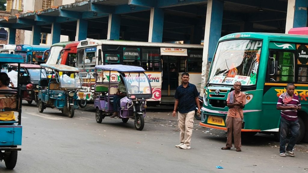 সরকারি বাস- সুবিধা থেকে বঞ্চিত আমতার মহিলারা