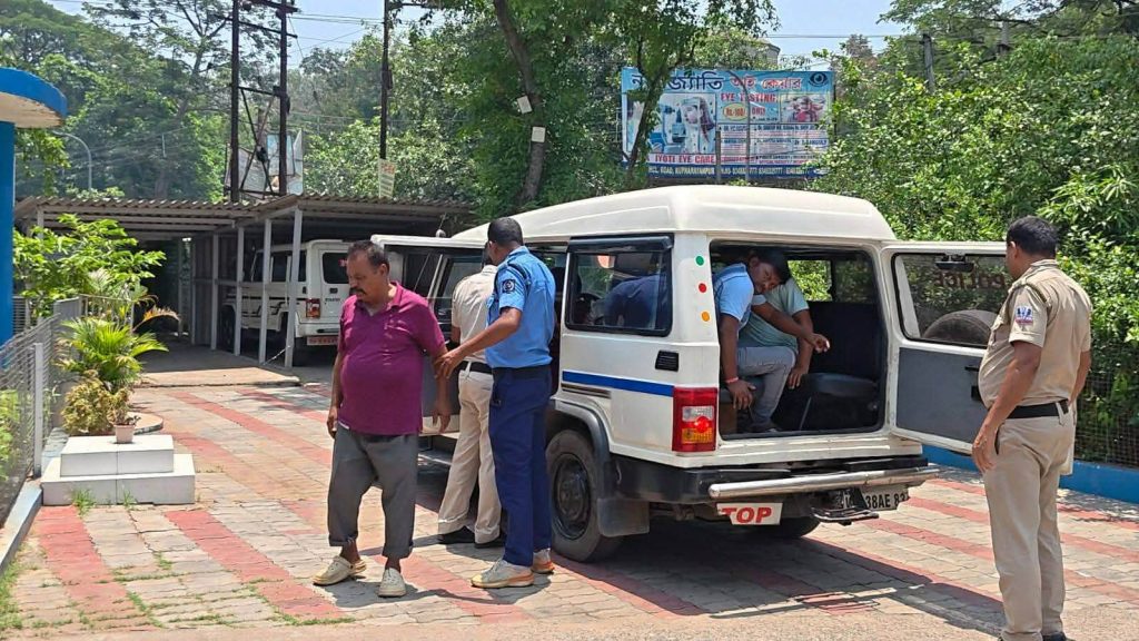 অবৈধ পাথর খাদানে পুলিশের অভিযান, ধৃত ৪