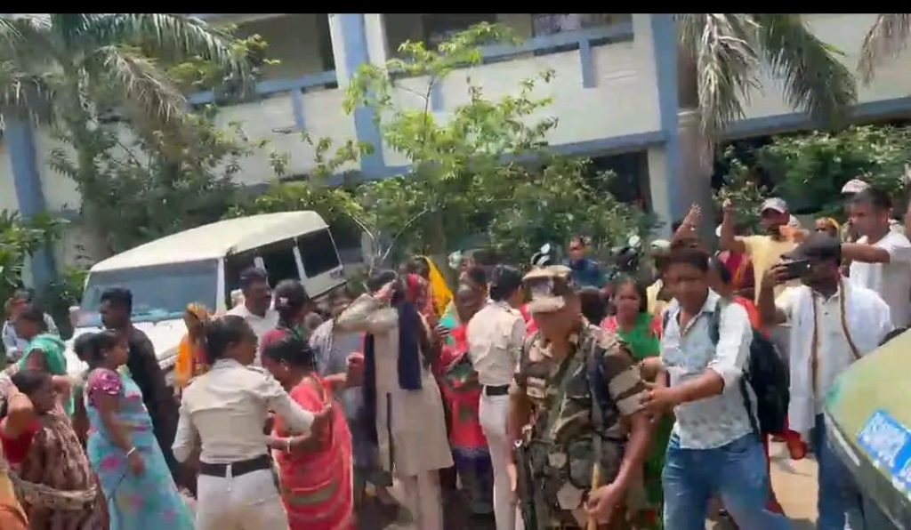 কাজোড়ায় অন্ডাল থানায় মহিলাদের বিক্ষোভ, পক্ষপাতিত্বের অভিযোগ